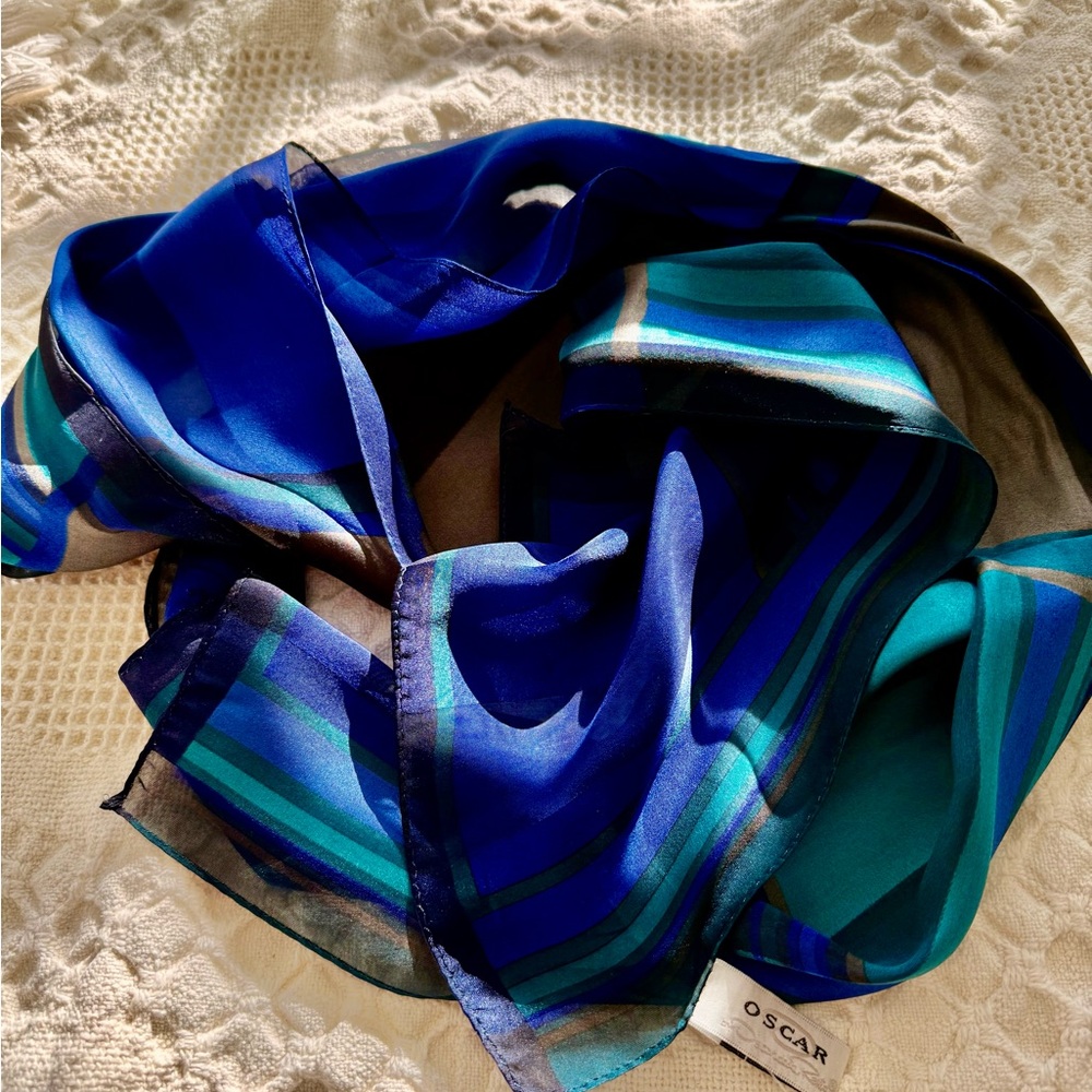 NWT  Oscar de la Renta 100% Silk Scarf in Blue and Green
